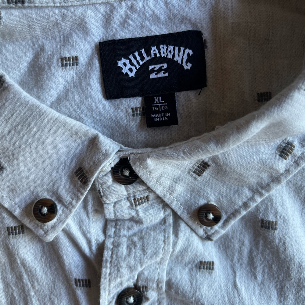 Billabong short sleeve shirt. Size XL